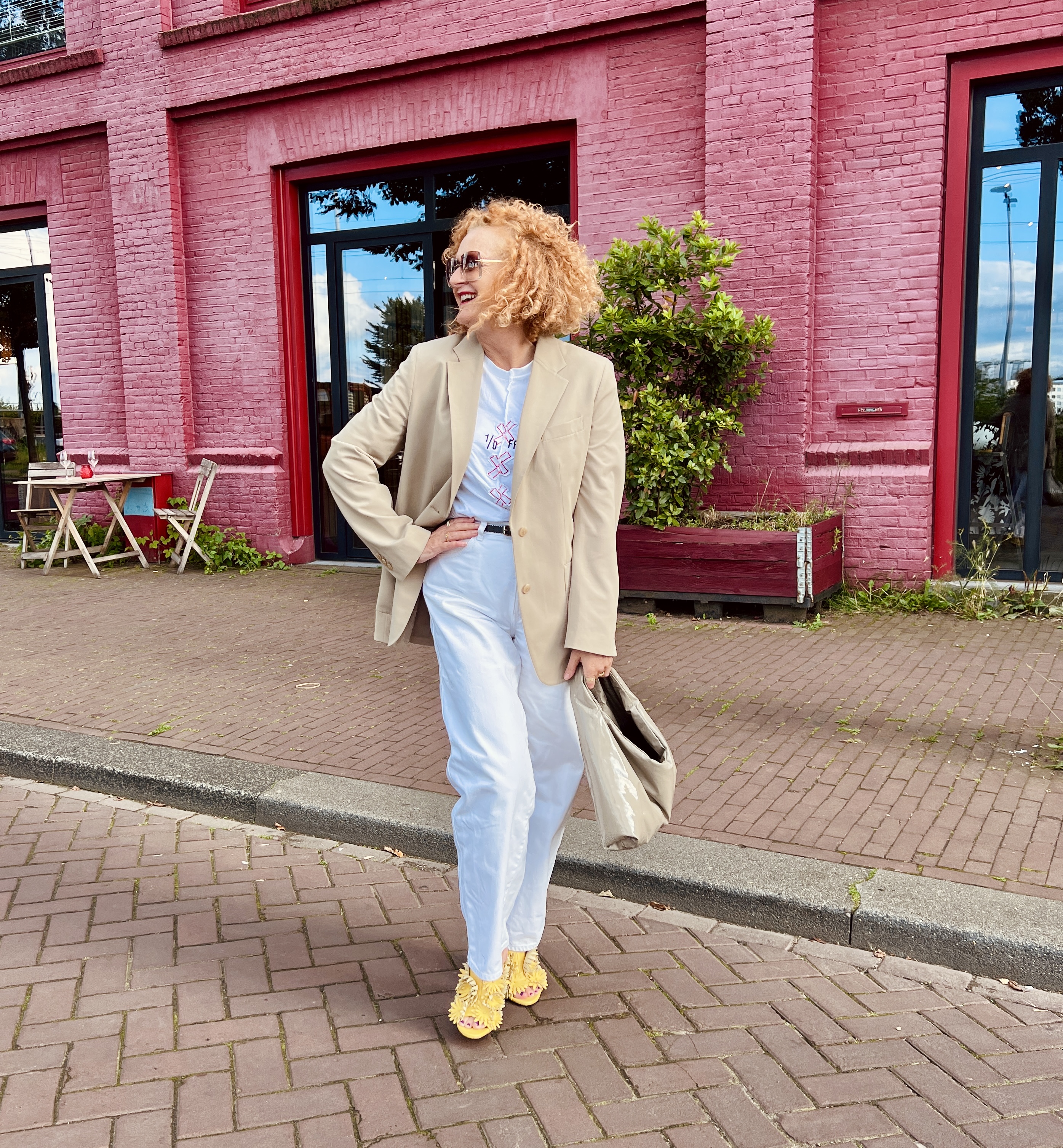 Witte jeans: dé must have voor stijlvolle vrouwen van 50 plus (met stylingtips)